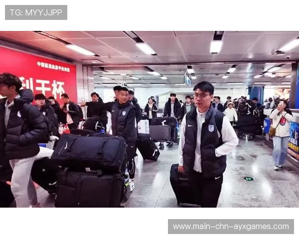 斯坦丘亮相大连英博基地，与球迷互动引发热潮